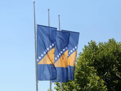 dan-zalosti-zastava-bih-na-pola-koplja.jpg