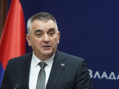 Bajina Bata, 24. januara 2025. - Predsednik Vlade Republike Srpske Savo Minic izjavio je danas na Tari nakon sastanka sa predsednikom Vlade Srbije Ðurom Macutom i potpisivanja Protokola o obrazovanju Meovite radne grupe za Projekat "Viegrad - Vardite - Mokra Gora" izmedu vlada Srbije i Srpske, da ce saradnja biti cvrca i da se Srpska oseca jace kada zna da je Srbija uz nju. 	Minic je zahvalio predsedniku Vlade Srbije na dobrodolici i istakao da su razgovarali o vie tema.  FOTO TANJUG/ MILO MILIVOJEVIC/ bg